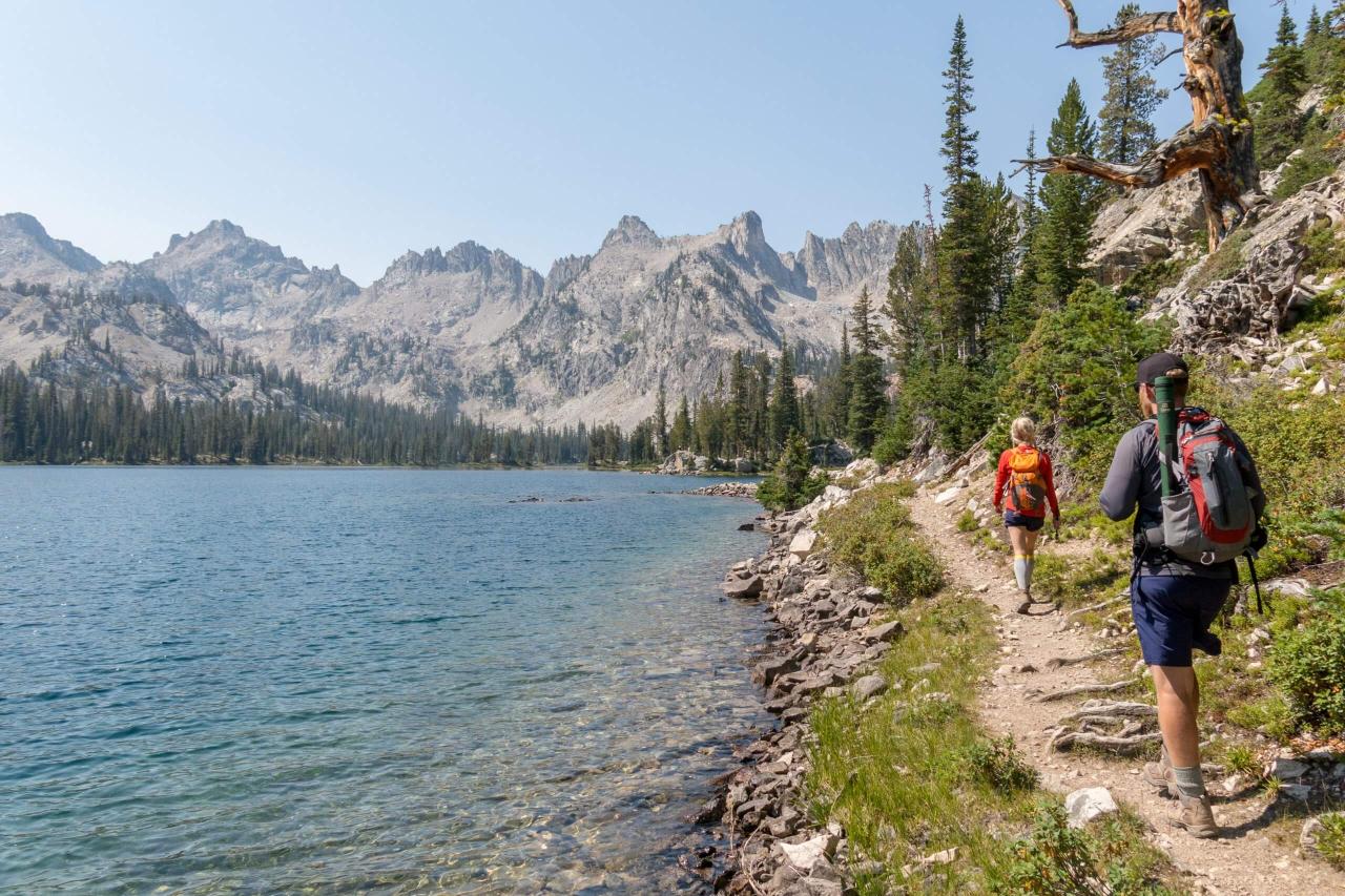 Easy hiking trails near me with stunning views
