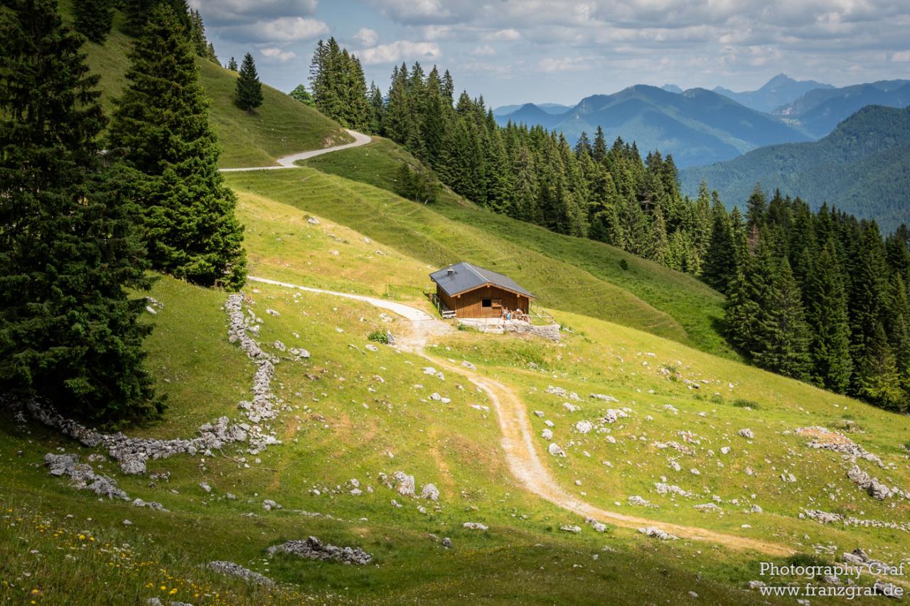 Challenging mountain hikes with stunning vistas nearby