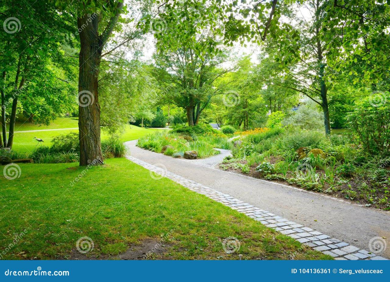 Walk park brain fatigue easing walking people nature going nytimes through taking take outside parks stroll day natural stress refreshed Nearby parks with paved walking trails for strollers